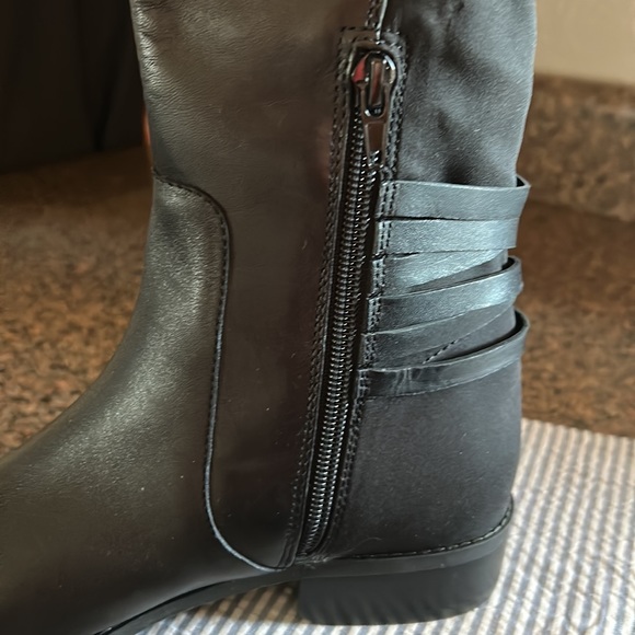 NEW “Vince Camuto” Librena size 8 1/2 heel 1 1/4 aprox leather/gore-Tex - Picture 5 of 15